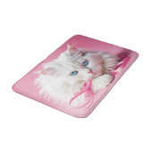 ピンクのリボンの白い猫 バスマット (アングル)
