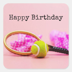 ピンクのリボンの誕生日のテニスボールとラケット スクエアシール