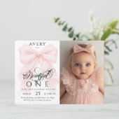 ピンクのリボンの赤ちゃん女の子の1歳の誕生日の写真 招待状 (スタンド正面)