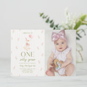 ピンクのリボンを付けたおかしなガチョウの花の1歳の誕生日の写真 招待状 (スタンド正面)
