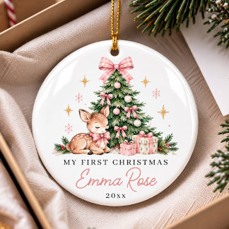 ピンクのリボンを付けたクリスマスの鹿のファーストクリスマス セラミックオーナメント
