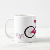 ピンクのリボンを飾ったピンクの自転車 コーヒーマグカップ (左)