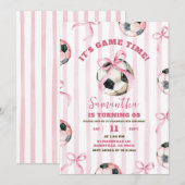 ピンクのリボンストライプスの女の子のサッカーの試合の時間の誕生日 招待状 (正面/裏面)