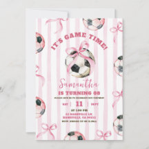 ピンクのリボンストライプスの女の子のサッカーの試合の時間の誕生日
