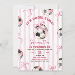 ピンクのリボンストライプスの女の子のサッカーの試合の時間の誕生日 招待状