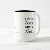 ピンクのリボンランナーの人生がより良いマグ ツートーンマグカップ (正面右)
