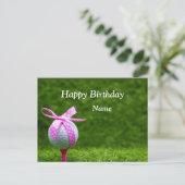 ピンクのリボン女性ゴルファーの誕生日のゴルフボール ポストカード (スタンド正面)