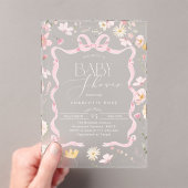 ピンクのリボン枠ワイルドフラワーベビーガールシャワー アクリル招待状 (インサイチュ (ポータブル))