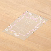 ピンクのリボン枠ワイルドフラワーベビーガールシャワー アクリル招待状 (レイダウン)