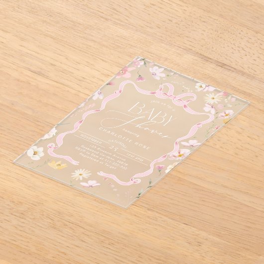 ピンクのリボン枠ワイルドフラワーベビーガールシャワー アクリル招待状 (レイダウン)