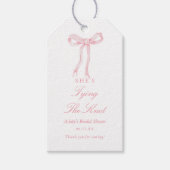 ピンクのリボン 彼女は結婚する ブライダルシャワーのお祝い ギフトタグ (正面)