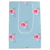 ピンクのリリーの青いマグカップ ミディアムペーパーバッグ (裏面)