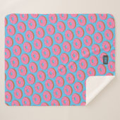 ピンクのリングや輪ドーナツの青 – イニシャルを追加 シェルパブランケット (正面(横))