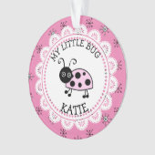 ピンクのレディバグの個人的なメッセージのクリスマス記念の品 オーナメント (正面)