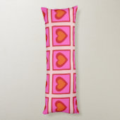 ピンクのレトロなヴィンテージチェックハートのY2Kパターン ボディピロー (裏面 (縦))