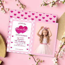 ピンクのレトロな人形の写真　お誕生日 招待状