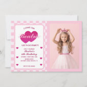 ピンクのレトロな人形の写真　お誕生日 招待状 (正面)