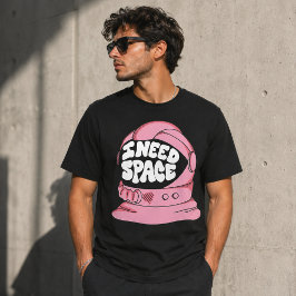 ピンクのレトロな宇宙飛行士のヘルメット "I Need Space" Tシャツ