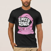 ピンクのレトロな宇宙飛行士のヘルメット "I Need Space" Tシャツ (正面)