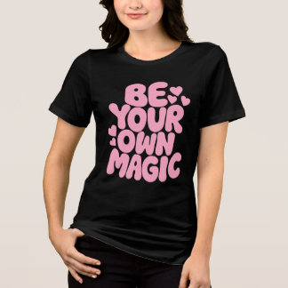ピンクのレトロな「Be Your Own Magic」引用符 トライブレンドＴシャツ