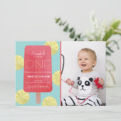 ピンクのレモネードポプシクルガールフォト1st誕生日 招待状 (スタンド正面)