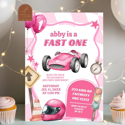 ピンクのレーシングカー ファストワン ガール 初めての誕生日 招待状