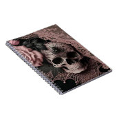 ピンクのレースと柔らかいピンクの花のノート付きスカル ノートブック (右側)