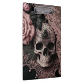 ピンクのレースと柔らかいピンクの花を持つスカル クリップボード (右)