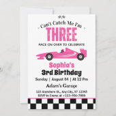 ピンクのレースカーガールの女の子をキャッチできない3rd誕生日 招待状 (正面)
