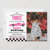 ピンクのレースカーガールの女の子をキャッチできない3rd誕生日 招待状 (正面)