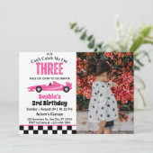 ピンクのレースカーガールの女の子をキャッチできない3rd誕生日 招待状 (スタンド正面)