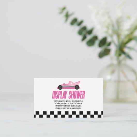 ピンクのレースカー赤ちゃんシャワー表示シャワー エンクロージャーカード (スタンド正面)