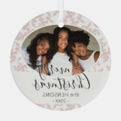 ピンクのロココメリークリスマススクリプト写真 ガラスオーナメント (裏面)