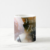 ピンクのローズは毎日のマグの美しいを捜します コーヒーマグカップ (中央)