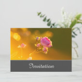 ピンクのローズを持つ魅力的な招待状カード 招待状 (スタンド正面)