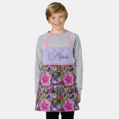 ピンクのローズペヌアデイジーフラワーズガールズエプロン エプロン (着用した状態)