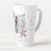 ピンクのローズリボンモノグラム結婚写真 カフェラテマグ (右アングル)