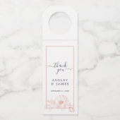 ピンクのローズ金ゴールドフローラのアウトライン結婚濃い青 ボトルネックタグ (正面)