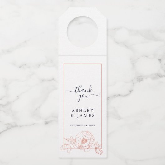 ピンクのローズ金ゴールドフローラのアウトライン結婚濃い青 ボトルネックタグ (正面)