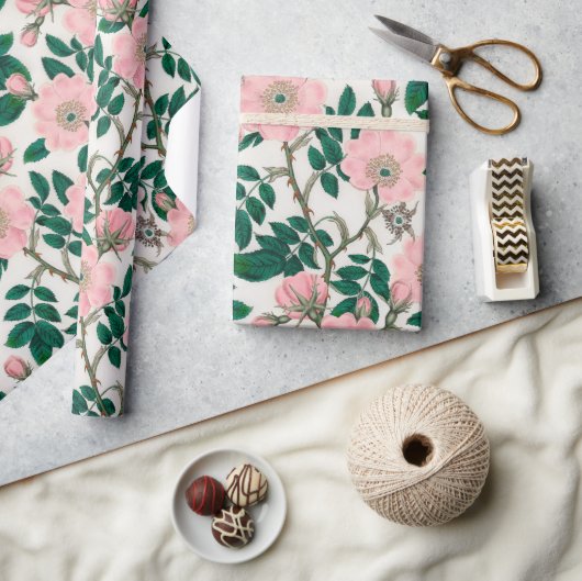 ピンクのワイルドバラの花と緑の葉のパターン ラッピングペーパー (クラフト)