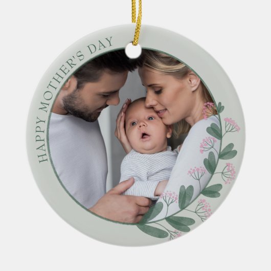 ピンクのワイルドフラワーで囲まれた母の日の写真 セラミックオーナメント (正面)
