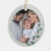 ピンクのワイルドフラワーで囲まれた母の日の写真 セラミックオーナメント (左)