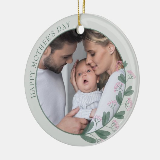 ピンクのワイルドフラワーで囲まれた母の日の写真 セラミックオーナメント (左)