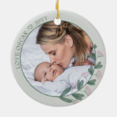 ピンクのワイルドフラワーで囲まれた母の日の写真 セラミックオーナメント (裏面)