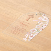 ピンクのワイルドフラワーと弓アーチバプテスマ アクリル招待状 (レイダウン)