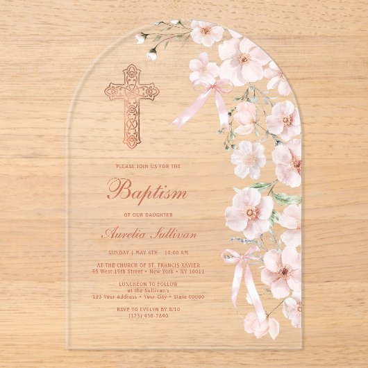ピンクのワイルドフラワーと弓アーチバプテスマ アクリル招待状 (正面)