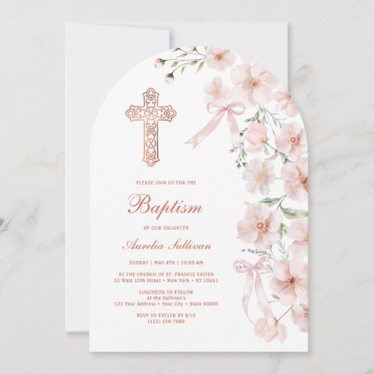 ピンクのワイルドフラワーと弓アーチバプテスマ 招待状 (正面)