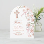 ピンクのワイルドフラワーと弓アーチバプテスマ 招待状 (スタンド正面)