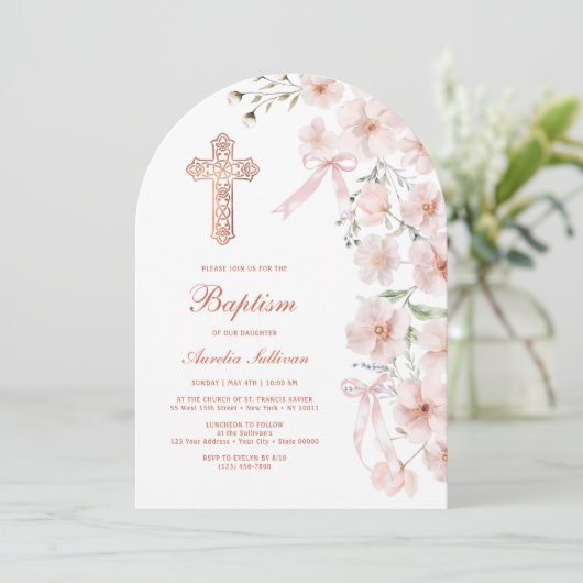 ピンクのワイルドフラワーと弓アーチバプテスマ 招待状 (スタンド正面)