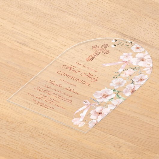 ピンクのワイルドフラワーと弓最初の聖餐会 アクリル招待状 (レイダウン)